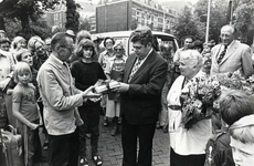 809831 Afbeelding van de aanbieding van een cadeau namens de buurtbewoners van het Wilhelminapark te Utrecht door ...